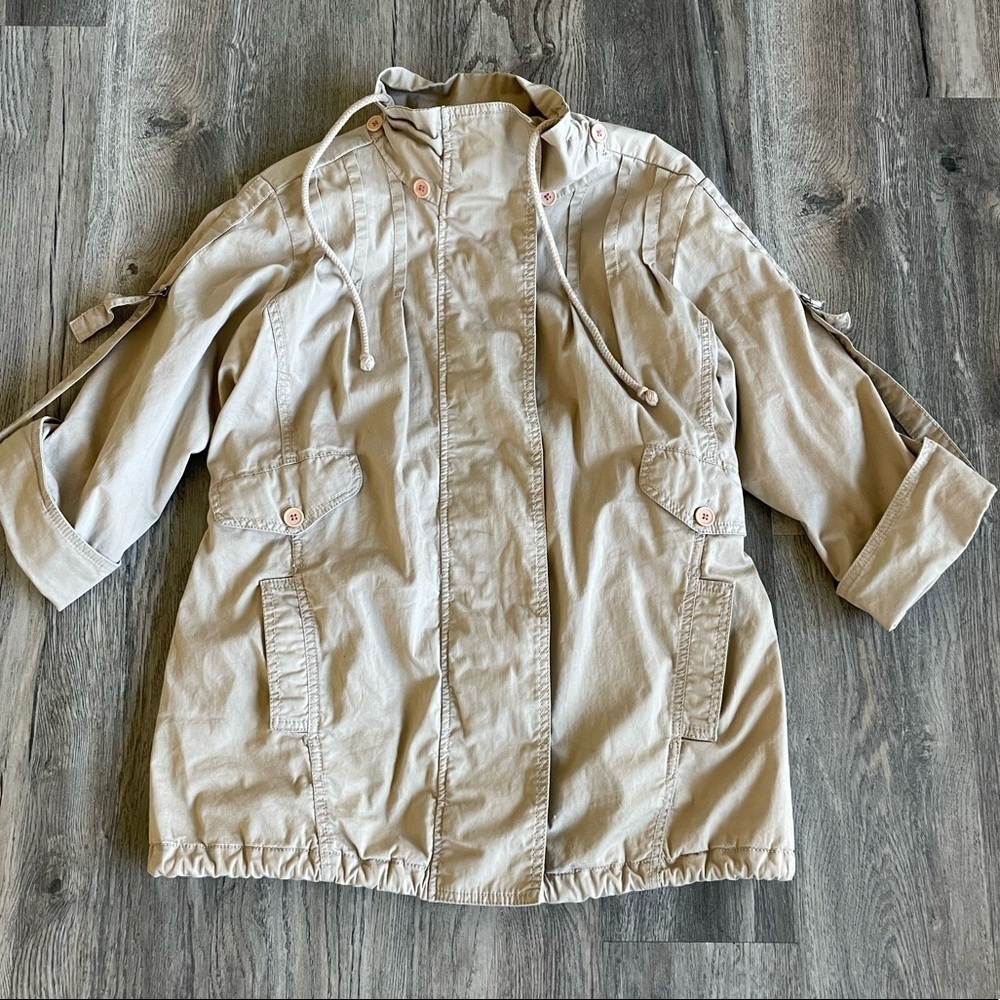 American Rags Cie Khaki 3/4 Sleeve light weight parka style Jacket, size medium